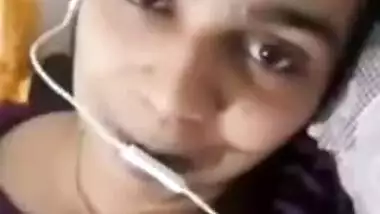 Sexy Lankan Girl Showing Her Boobs on Vc