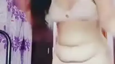Nerdy college girl from India shakes big buttocks and spanks it