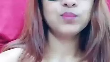 Big tits Indian cam girl paid topless chat recorded