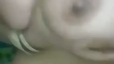 Bhabhi holding milky boobs in Pakistani solo nude clip