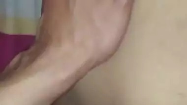 قالت بشكل مريح ، ضع صديقك في الجيب أو اغضب