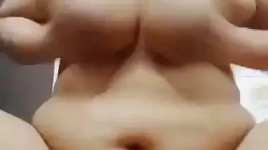 Milf squeezes boobs and fingering in desi nude video