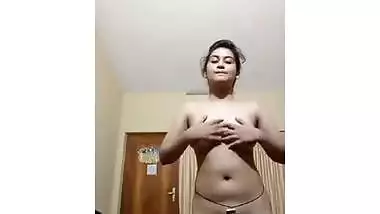 Desi sex whore like this deserves to pose naked on XXX phone camera