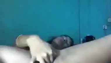 Desi babe excellently works on XXX pussy masturbating it in bed