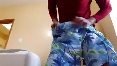 இந்தியன் ஸ்டெப்டாட் மறைக்கப்பட்ட கேமராவை பொழிந்த பிறகு கொம்பு