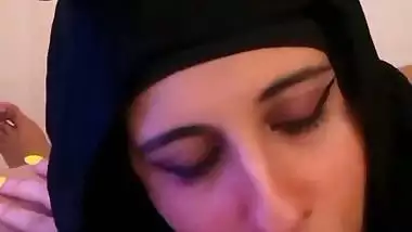 Hijabi Dhaka babe sucks boss’s dick in Bangladeshi sex video