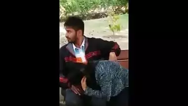 Desi outdoor boob press & blowjob in park scandal