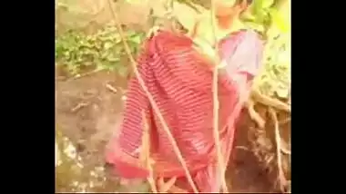 Bangladeshi bhabhi outdoor bath mms
