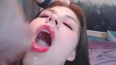 Кончает глубоко в глотку