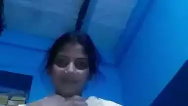 Desi nude Bihari girl shows her tight boobs to her lover